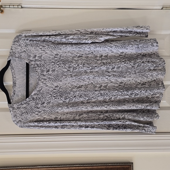 APT. 9 BRAND WOMEN'S PETITE LONG SLEEVES "SNAKE SKIN" PATTERN TEE SIZE XLP - Picture 2 of 13